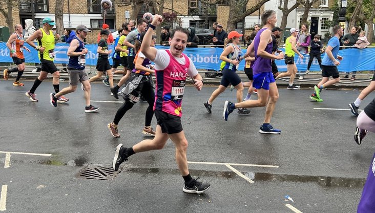 A #TeamSKC member running in aid of Solving Kids' Cancer UK and children affected by neuroblastoma at the London Marathon 2023.